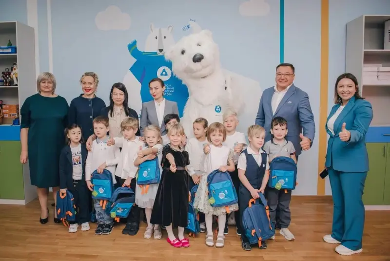 Групповое фото детей, педагогов и представителей Росатома